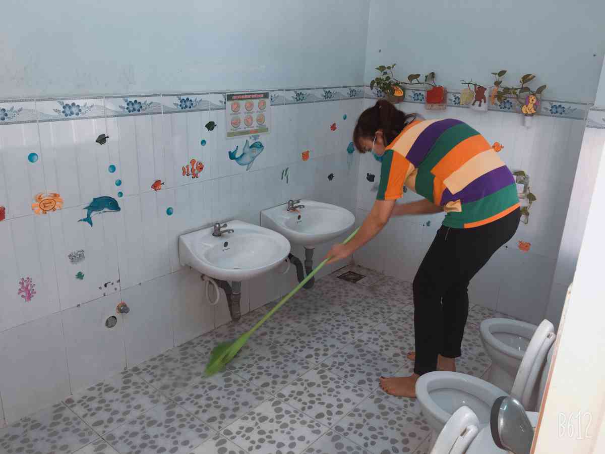 3. Tẩy rửa nhà vệ sinh