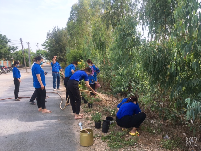 2. Hình ảnh chi đoàn tham gia trồng hoa