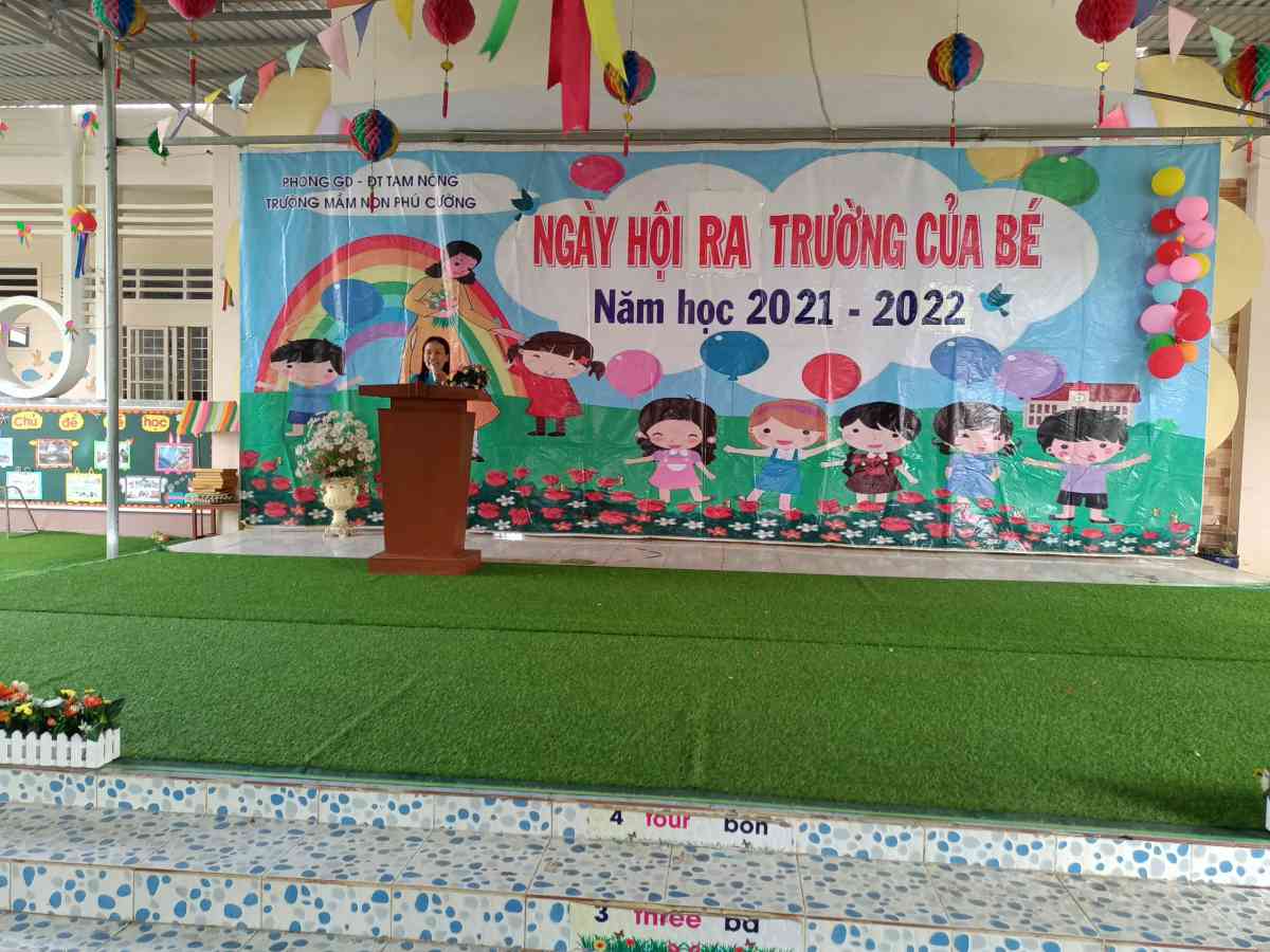 Cô Nguyễn Thị Thu Hương -Hiệu trưởng trường Mầm non Phú Cường thông qua báo cáo tóm tắt tổng kết năm học 2021-2022