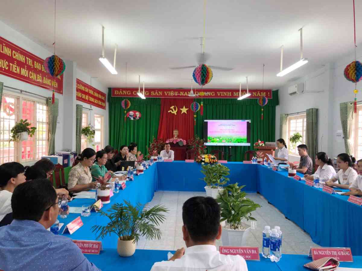Bà Nguyễn Thị Thu Hương- Hiệu trưởng nhà trường phát biểu cảm ơn và tiếp thu ý kiến